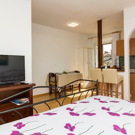 Studio Apartman Ela プーラ エクステリア 写真